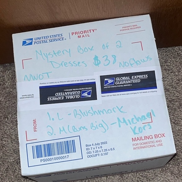 Michael Kors Fashion Surprise Box - Picture 3 of 4